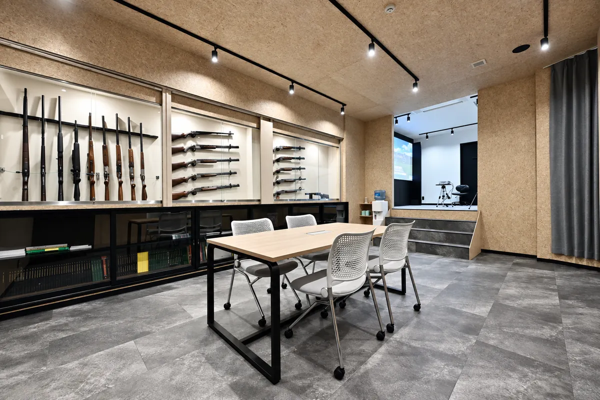 銃器展示とシミュレーターを備えた横濱銃砲店の店内