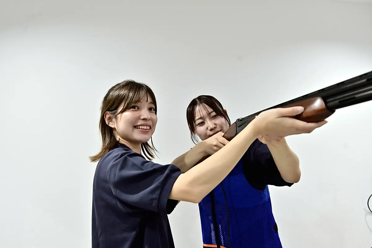 横浜でクレー射撃を始めたい初心者に構え方を案内する店内シミュレーター