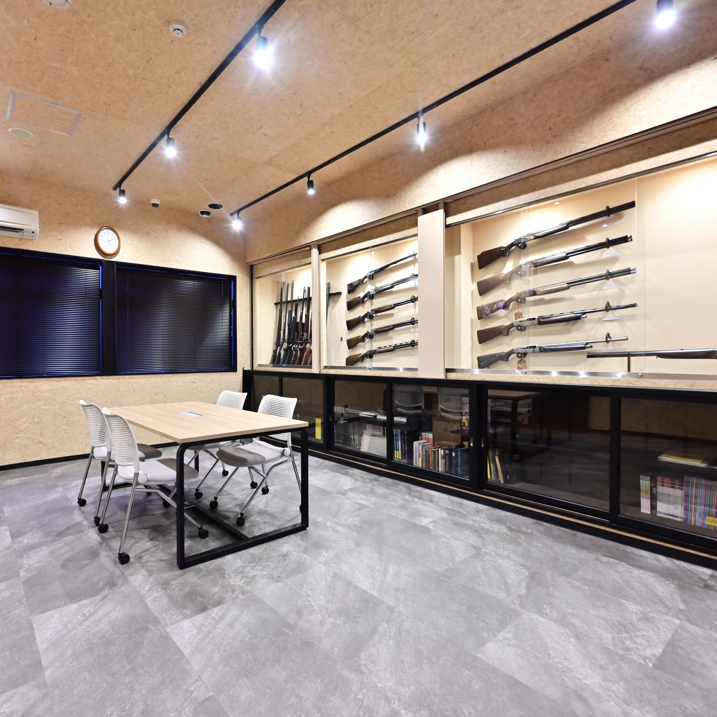 横浜の銃砲店・横濱銃砲店の展示壁と相談テーブル