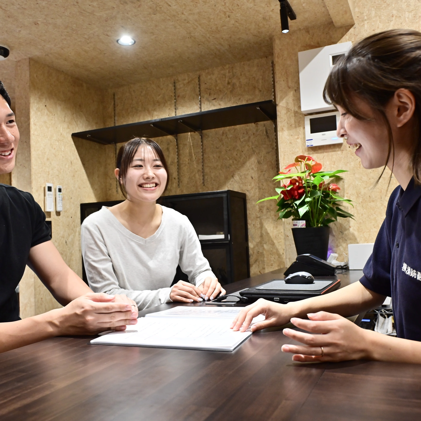若いスタッフがお客様のクレー射撃相談を受ける様子