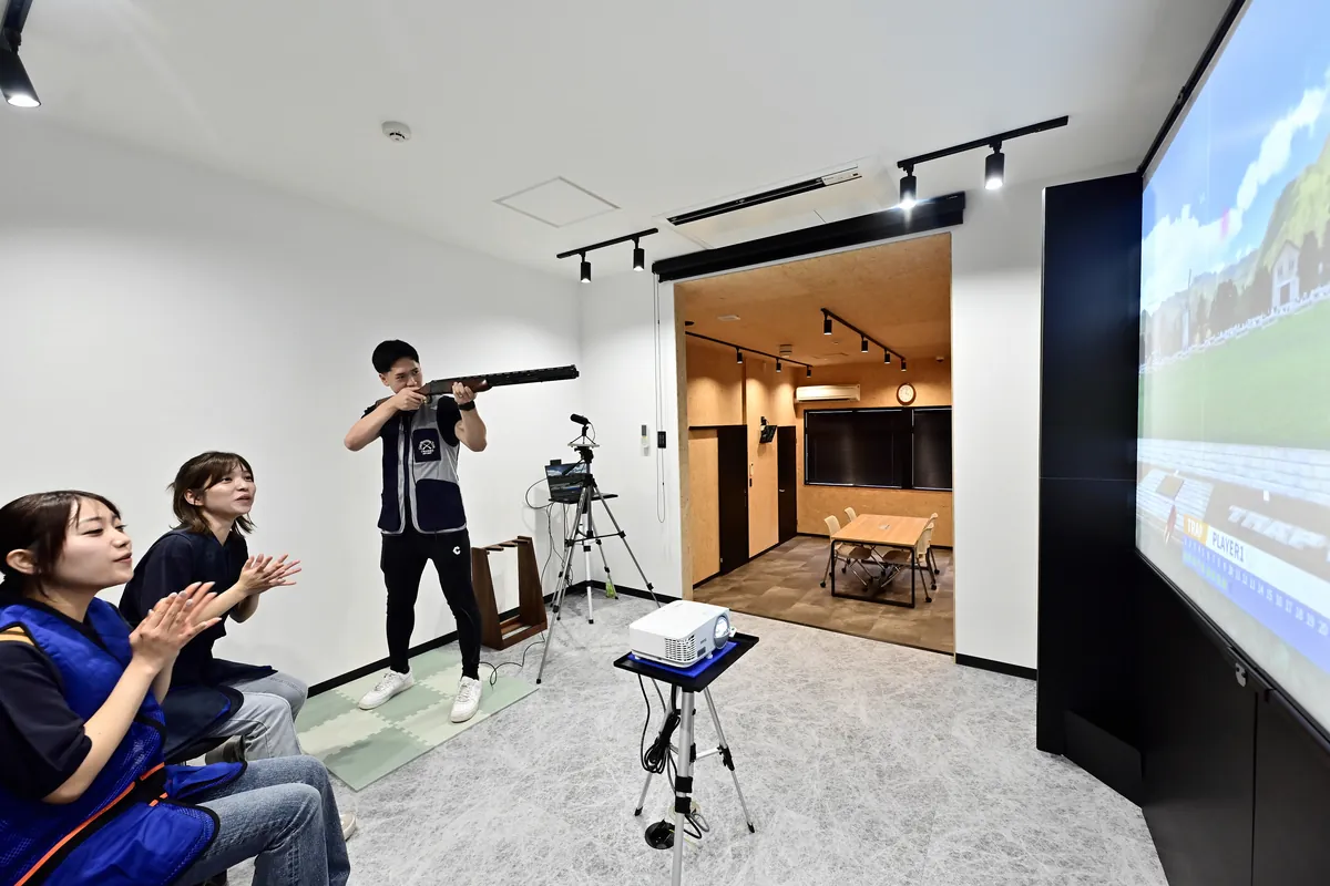 店内シミュレーターを若い世代が体験する様子