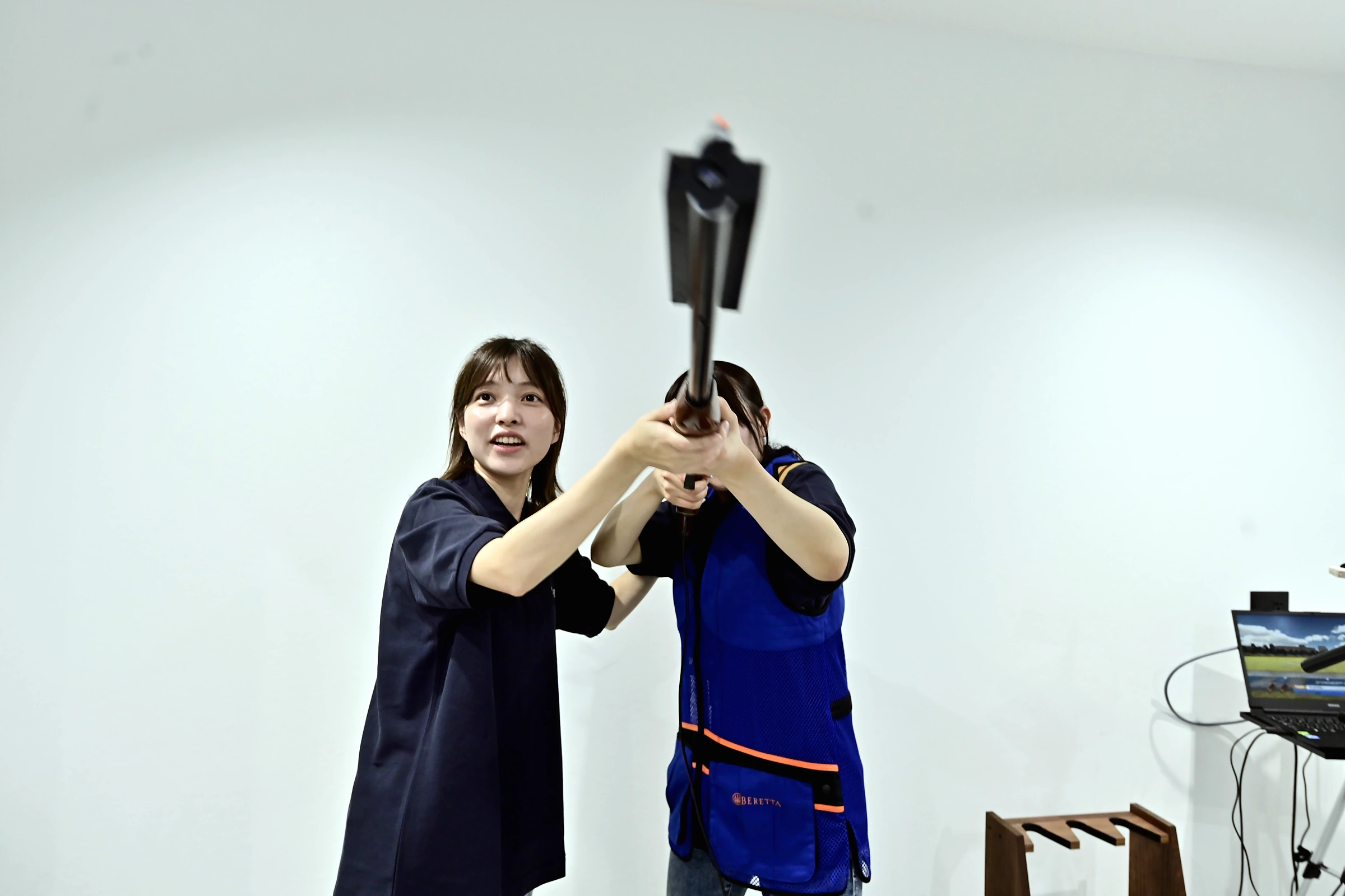 店内シミュレーターを若い世代が体験する様子